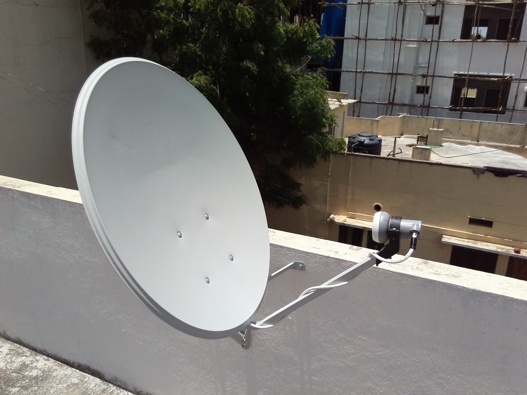 Scène extérieure sur route avec dépanneuse orange transportant un SUV gris sur plateau inclinable